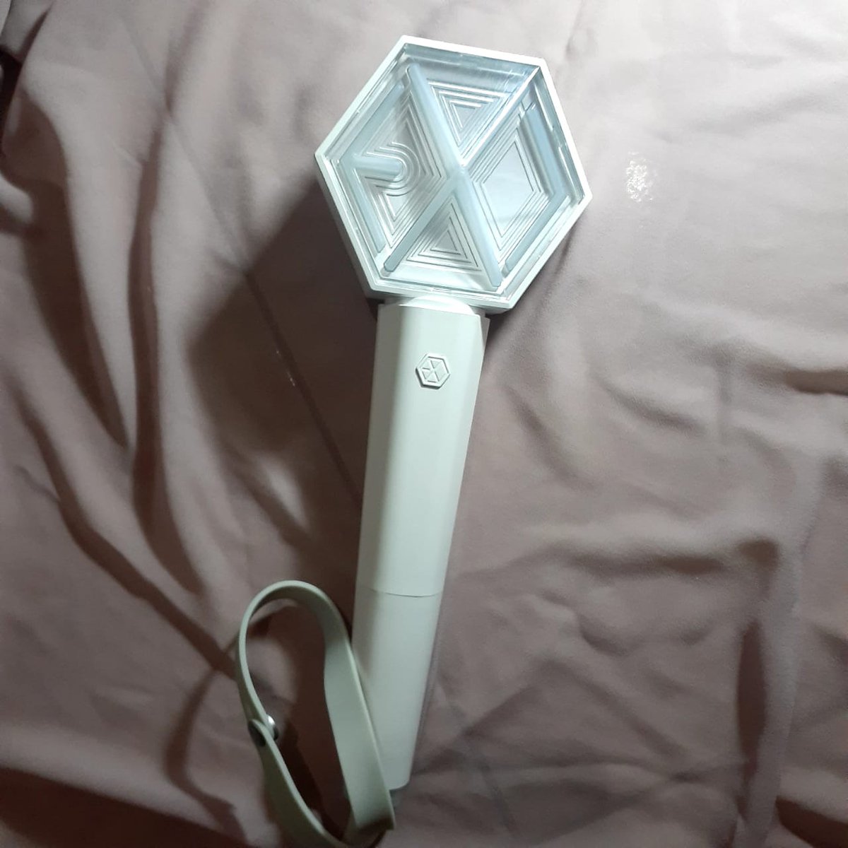ikeuzzie's tweet photo. [HELP RT]

WTS INA 🇮🇩

Preloved Official Lightstick EXO ver 3.
IDR 450K
Kondisi 95%
Dipakai ketika Exploration in Jakarta.
Hanya box dan lightstick saja.
Include baterai AAA (baru)

Minat? Boleh DM.

Tag : exo ls version 3 ina wts wtb https://t.co/TIWjqSNl4w