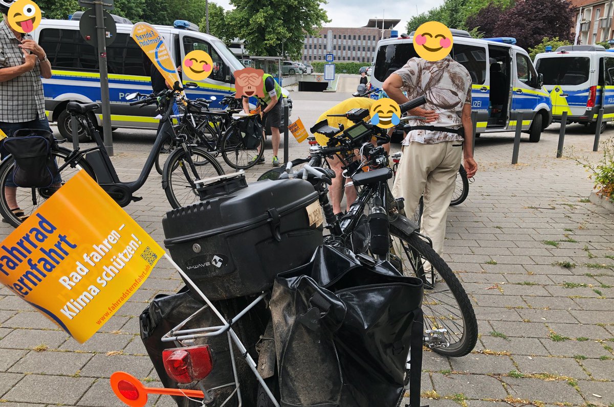 PhillipGoik's tweet photo. #Sternfahrt von #Bergedorf aus ist startklar 😬👌🚴💨 #Hamburg #MoveGreen #Nerdfasten #Fahrrad https://t.co/6IFpmpGYfu