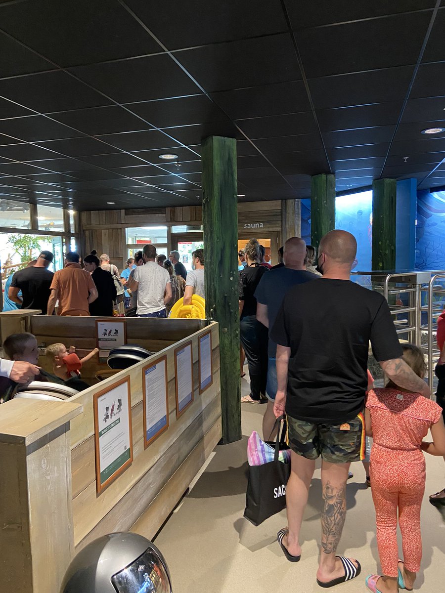 fe3pluz's tweet photo. @centerparcs Hoe voldoet dit nog aan de coronanormen? https://t.co/DTRwRYUoYL