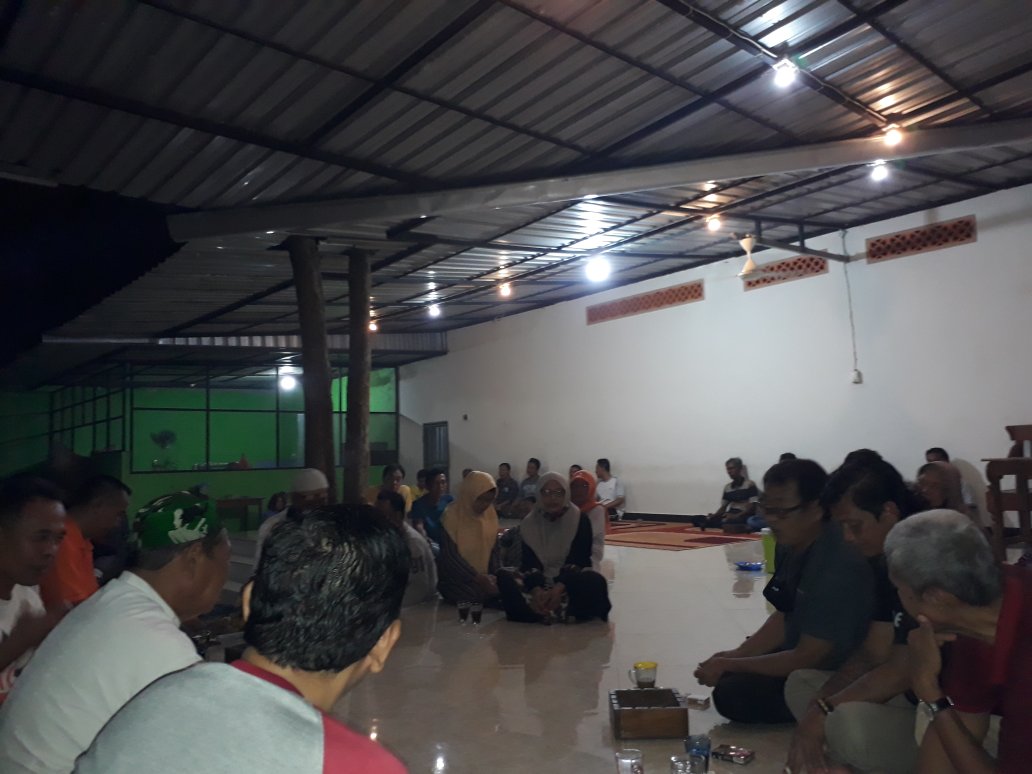 disini, kami dari berbagai macam etnis,suku ,agama,ada bugis,madura,bali,lombok,aceh,malaysia, berkumpul, berdiskusi,tentang masa depan baru,tatanan baru,tatanan cinta kasih,....yg tak terbatasi oleh suku,agama,bangsa,.....nggelarake welas asih marang sepodo padane URIP,rahayu3x