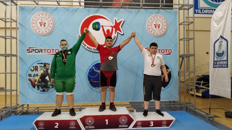 Bursada düzenlenen U15 ve Yıldızlar Türkiye Halter Şampiyonasında +102kg'da 15 Temmuz Şehitleri AİHL 9.sınıf öğrencimiz Arif TOPALOĞLU toplamda 162 kg kaldırarak Türkiye şampiyonu olmuş ve Altınekin İlçe MEM ailesi olarak bizleri gururlandırmıştır.