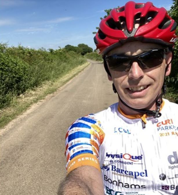 CureParkinsonsT's tweet image. Fantastic photo of supporter David Kerr wearing the Jersey of Hope, our official #RaidLocal cycling jersey! On 27 June, David will be taking on a magnificent 87 mile cycle with 7000 ft of ascent – what a challenge! Find out more about Raid Local here -  buff.ly/38OShim