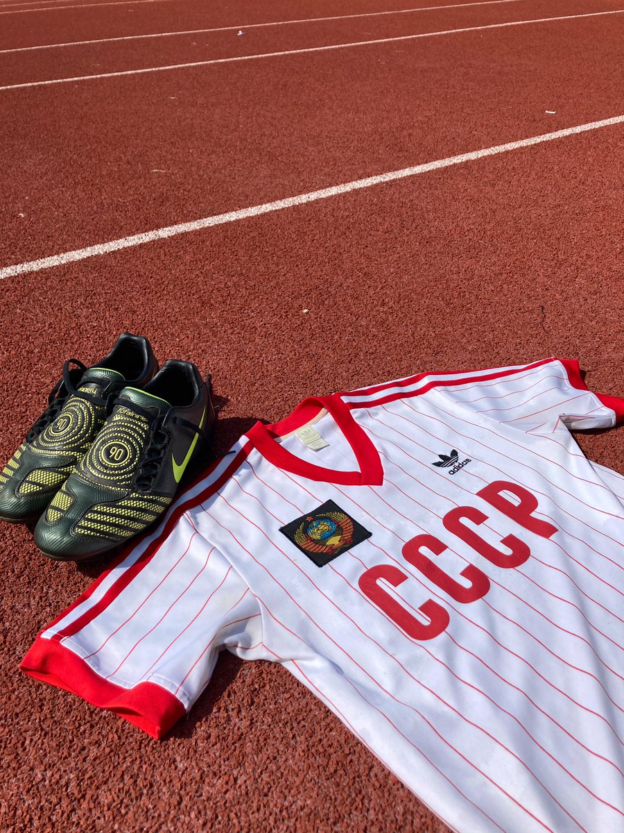 foetaki's tweet photo. #RUS jadi tim yg tak terkalahkan di 4 laga home terakhir. Laga selanjutnya di #EURO2020, anak buah Stanislav #Cherchesov akan dipertemukan dgn #DEN (22/6). Edisi #JemurJersey kali ini #USSR 1982. Edisi gelaran Euro 1984, #CCCP bertengger di posisi 2, bersama #1🇵🇹 #3🇵🇱 #🇫🇮. #T90 https://t.co/qOKs2QN4QI