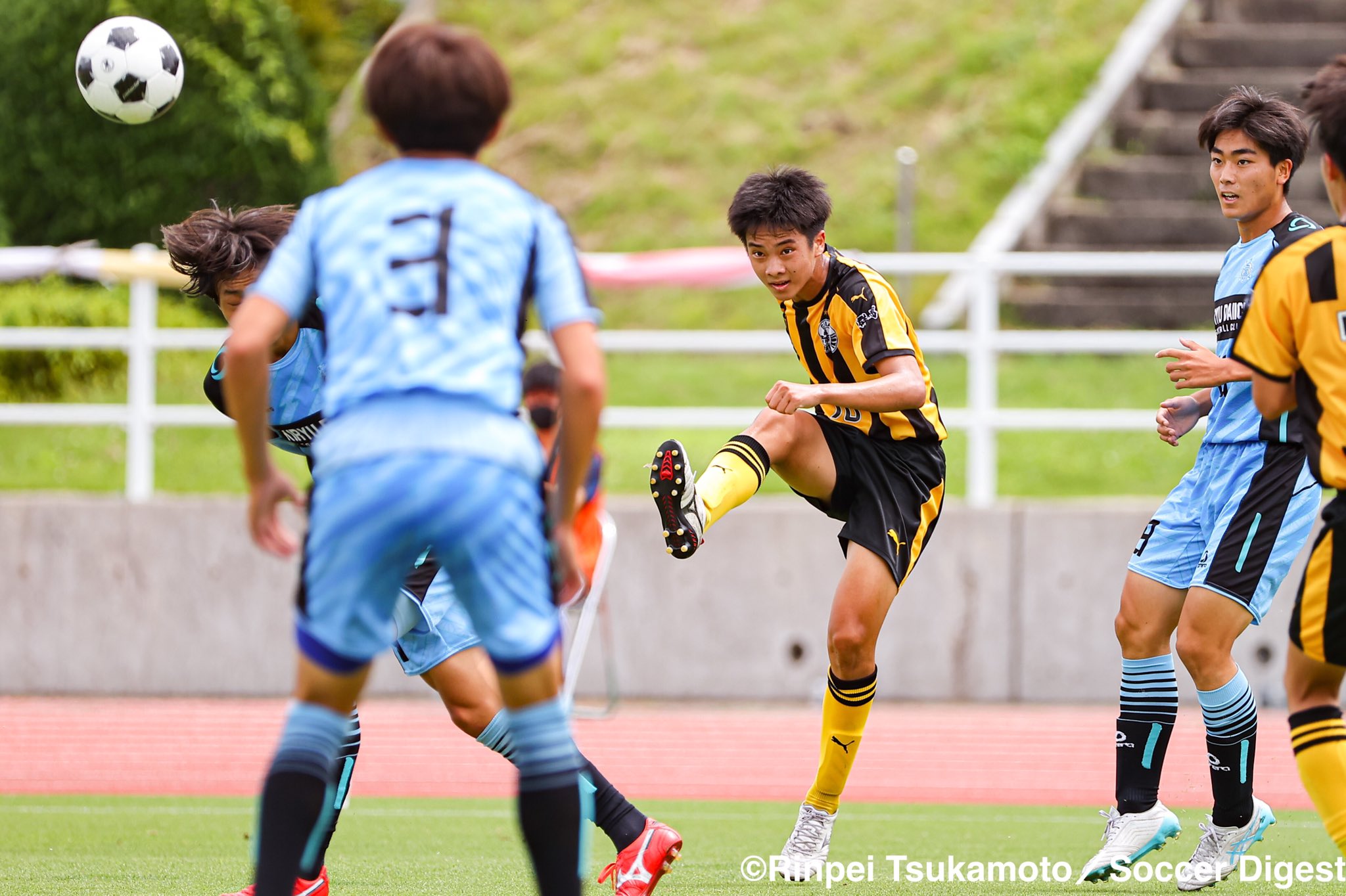 サカダイ 中の人 前橋育英の10番を背負う笠柳翼選手は U 18日本代表候補mf 冷静なボール捌きでチームを牽引 試合後には 爽やかな笑顔で快く写真撮影に応じてくださりました 写真部 塚本 T Co Qkfk0pjlix Twitter