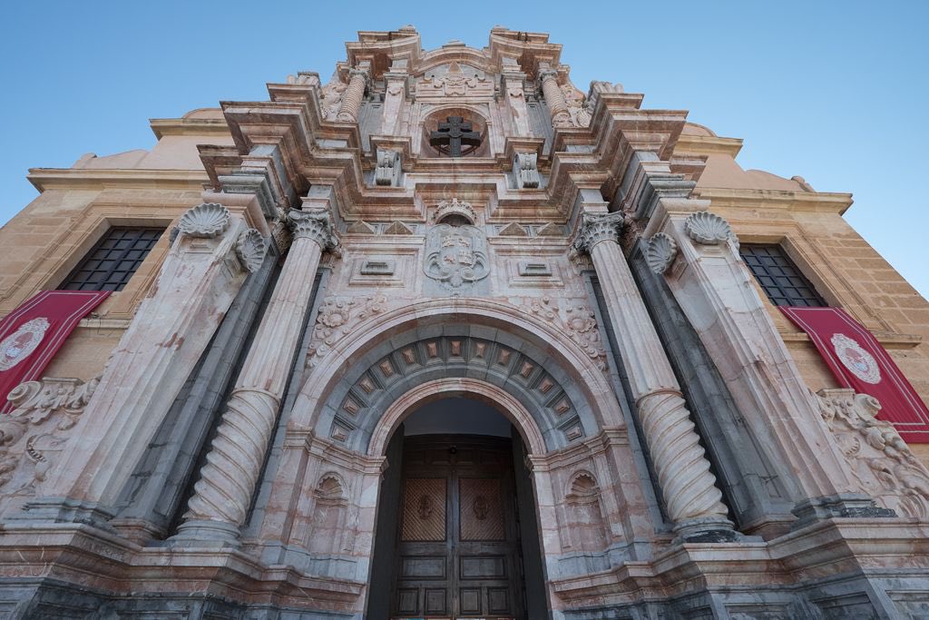 Imponente la fachada de la Real Basílica-Santuario de la Vera Cruz ☨ .
La bella portada barroca se encuentra actualmente en proceso de restauración, para recuperar los colores originales de su rica policromía de mármoles rojos y negros.
⛪️
#teenseñocaravaca
#caravacacercadeti