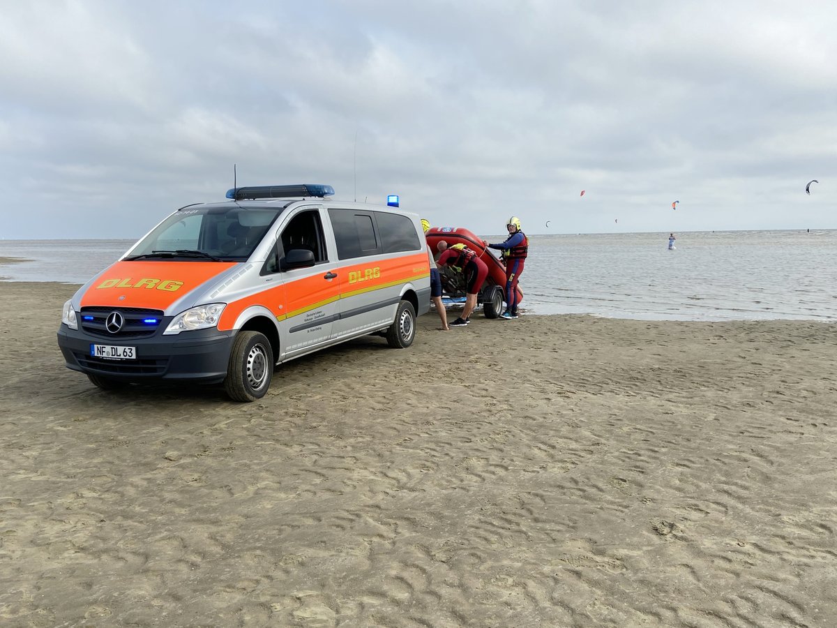 St. Peter-Ording, Böhl, 19.06.2021, Kitesurfer in Notlage, Rettung des Kiters mit dem DLRG Jetski + Materialbergung mit dem DLRG-Motorrettungsboot. Zum Einsatzbericht: spo.dlrg.de/einsatztagebuc…