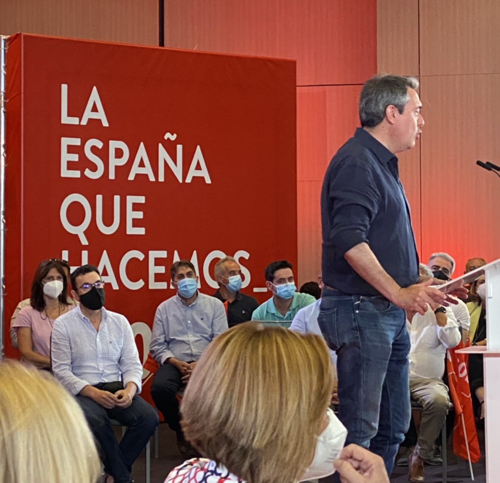 CarloSalgueroG's tweet photo. ✅Seguimos trabajando para volver a ganar la Junta de Andalucía. Y solo lo conseguiremos desde los #Ayuntamientos.

Hablamos de #Municipalismo en esta jornada de trabajo para la ponencia marco del 40° Congreso del @PSOE💪🏽🌹

#ElCambioParaGobernar con @JuanEspadasSVQ ❤️ https://t.co/UysvrUOF82