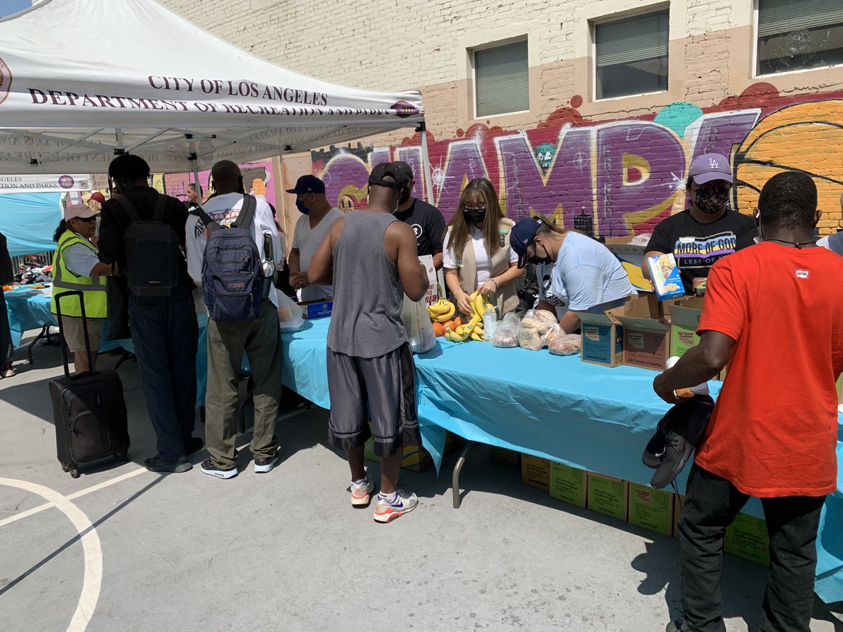 thinkingserious's tweet image. We are grateful and humbled on this day of Juneteenth remembrance to have had the privilege to serve the skid row community today with @paulysproject!!

Audrey and Troop 523 of @girlscoutssgc donated 300 boxes of iCare cookies and 10 cases of fresh fruit 💚 

#GSSGC #Juneteenth