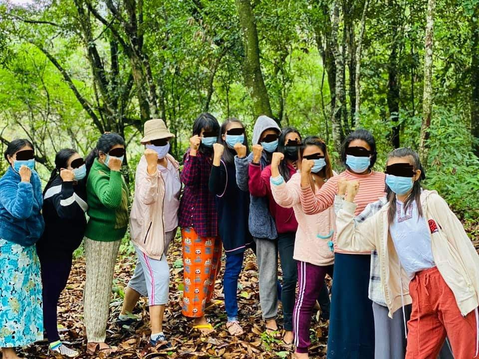 minn_rkar's tweet photo. တောထဲတောင်ထဲက သပိတ်..
မိုးကုတ်မြို့တနေရာက စစ်အာဏာရှင်ပြုတ်ကျရေး တရက်မပျက် သပိတ်
"လုံးဝအုပ်ချုပ်လို့ မရစေရ"
#LessTalkMoreActionsASEAN
#WhatsHappeninglnMyanmar
#Jun20Coup https://t.co/6TE1Yma63V