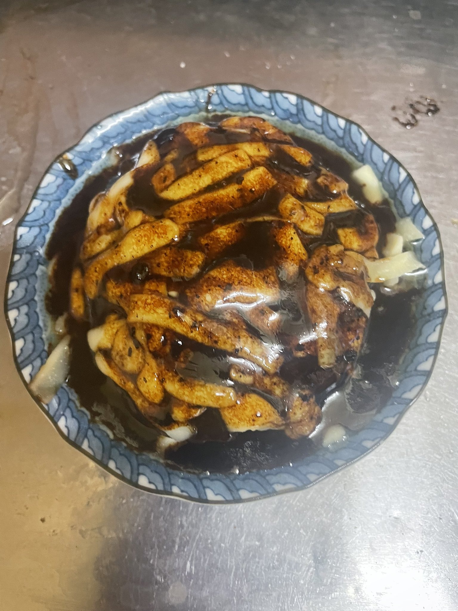 まっちゃ 自分でひき肉ねって追加で肉ミンチにしてハンバーグにした デミグラスソース的なの自作してチーズのせたら埋まった笑笑 肉自体にタレを混ぜたから何もつけなくても美味しかった T Co Rmzmxgsosc Twitter