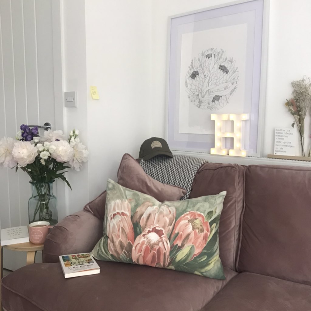 Sunday Morning in my reading corner - ‘In the kitchen, essays on food and life’ on the go, together with <a href="/VexKing/">Vex King</a> ‘Good Vibes, Good Life’. And of course, a cuppa ☕️ (and a motivational Post-it) What are you reading? #IndieBookshopWeek #ReadingCorner #ReadMoreBooks