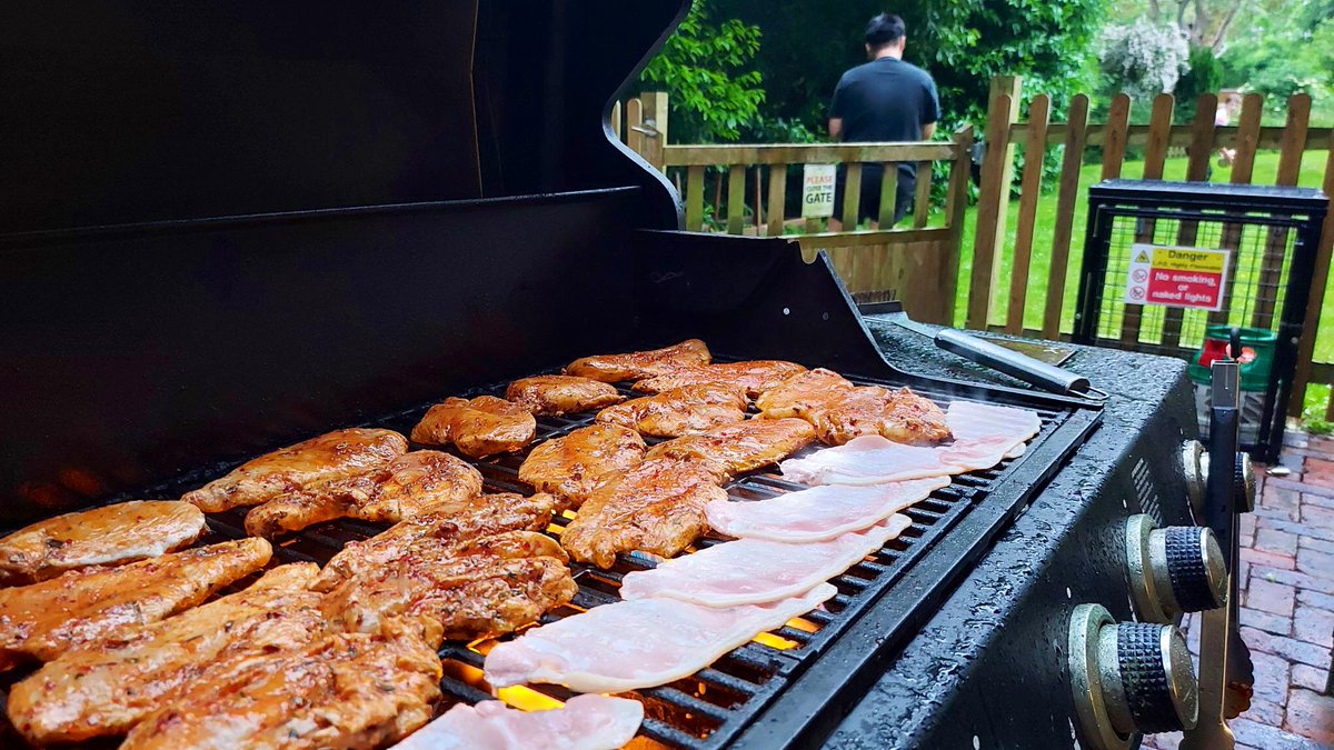 KWS_MiddleHouse's tweet photo. It’s Summer, so we BBQ- no matter the weather!!! Rugby in the garden, sport on the TV, and some great chat in the Common Room! 

Shout out to our small group of boarders who are self-isolating as a precaution- only a few more days to go! #MiddleHouseMen 🟢⚪️🟢 https://t.co/qjxgrIMtj2