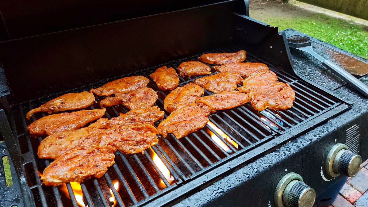 KWS_MiddleHouse's tweet photo. It’s Summer, so we BBQ- no matter the weather!!! Rugby in the garden, sport on the TV, and some great chat in the Common Room! 

Shout out to our small group of boarders who are self-isolating as a precaution- only a few more days to go! #MiddleHouseMen 🟢⚪️🟢 https://t.co/qjxgrIMtj2