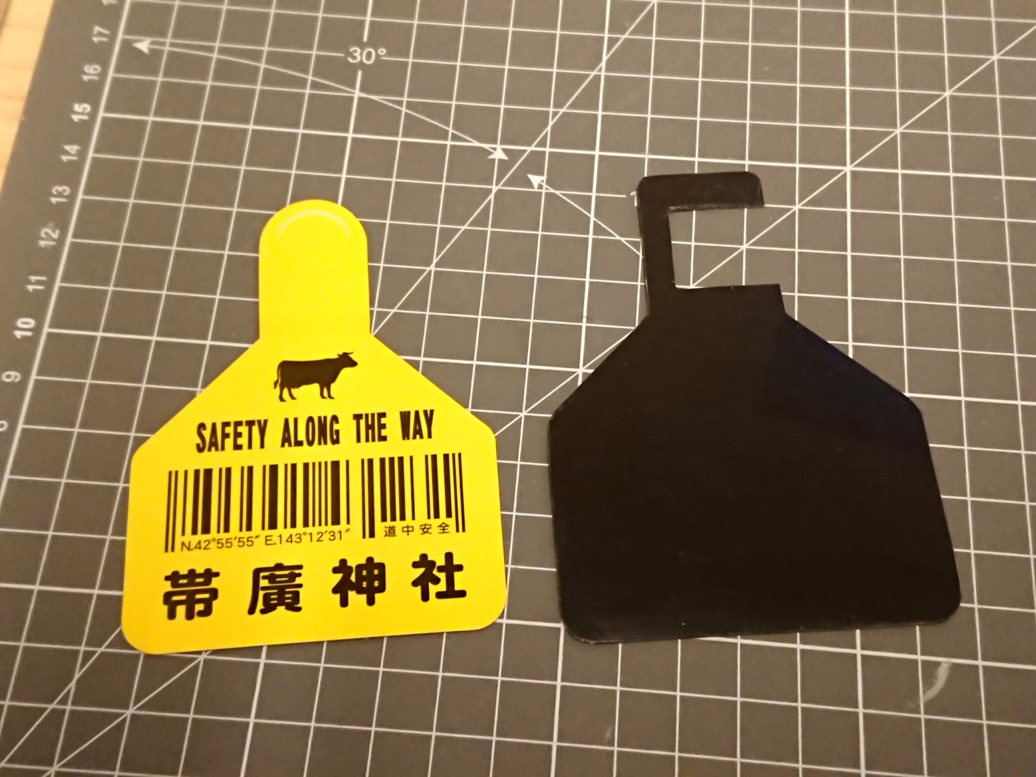 Yukiya5510 帯廣神社の道中安全守とステッカー ステッカーはルームミラーにぶら下げるタグに これ 絶対に乗ってるの牛屋さんだと思われるやつ笑 帯広神社 牛柄お守り パーミットタグ T Co 44qkpdbhul Twitter