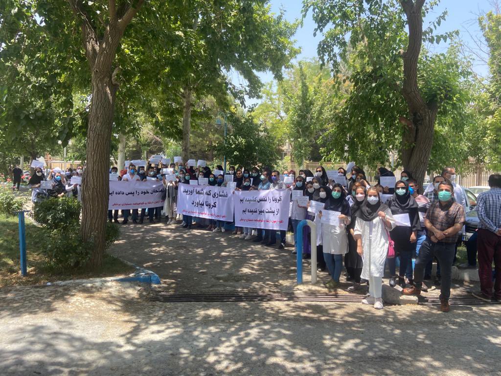 khaste_dr's tweet photo. #اعتصاب_سراسری_دستیاران_پزشکی_در_پاسخ_به_عدم_لغو_آزمون_ارتقا_و_گواهینامه  @saeednamaki   
لطفا یک بار هم که شده صدای دستیاران را بشنوید... https://t.co/wsFsglUBsc