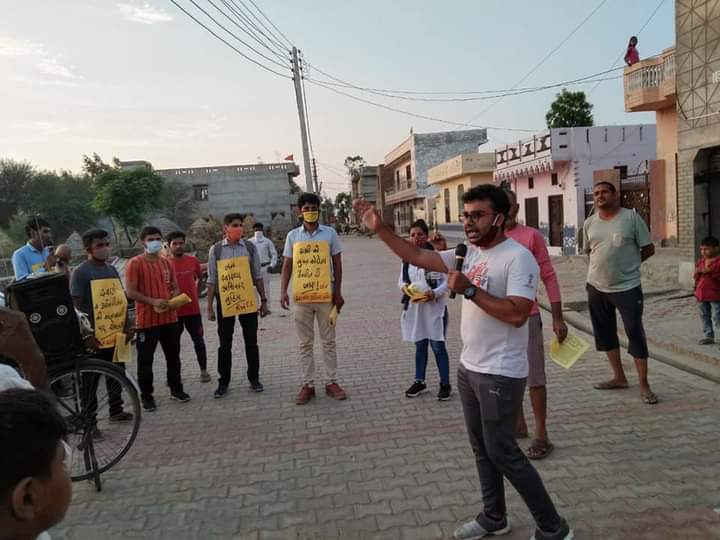 Jan_Swasthya's tweet photo. 19 जून। जन स्वास्थ्य अधिकार मुहिम अभियान के तहत गांव रामगढ़ (कलायत) में अभियान चलाया गया। अभियान के दौरान कोरोना काल में मोदी सरकार की जन विरोधी नीतियों का पर्दाफाश किया गया।
#NationalizeHealthCare
#NationalizePrivateHospitals
#BuildOxygenPlants
#NationalizePathLabs https://t.co/1xvqM8feBe