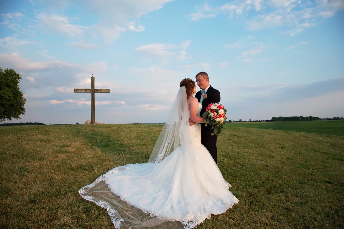 J_Nachelle's tweet photo. How have we been married for a year already!? https://t.co/Hm8NzYzhJO