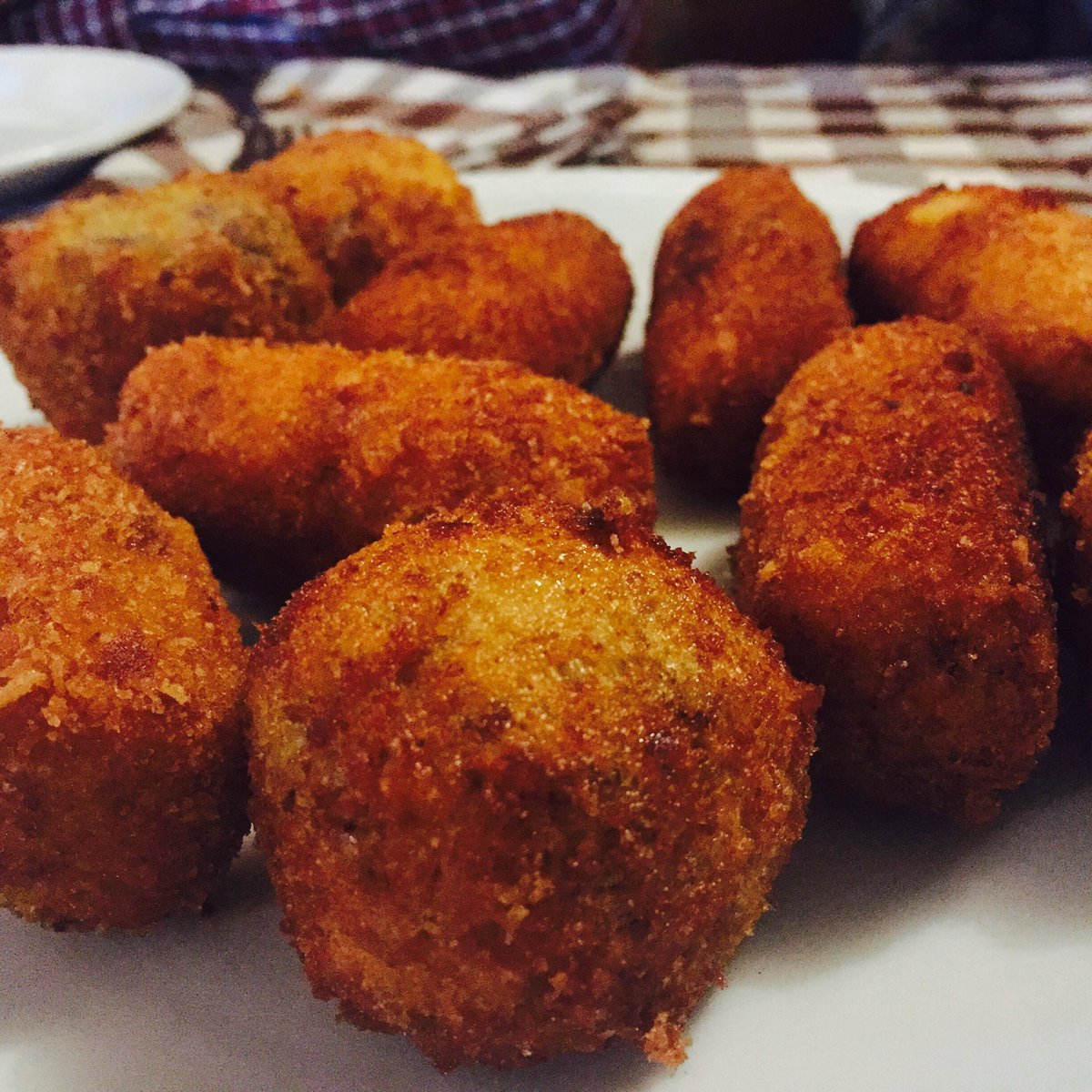 claudialein's tweet photo. Las mejores croquetas. Restaurante Pepi, Arcones, Segovia #segovia #croquetas #lasmejorescroquetas #arcones #pepi #deboletus #dechorizo #deroquefor #depollo 🤤🤤🤤🤤🤤 https://t.co/wcUZvSqVxJ
