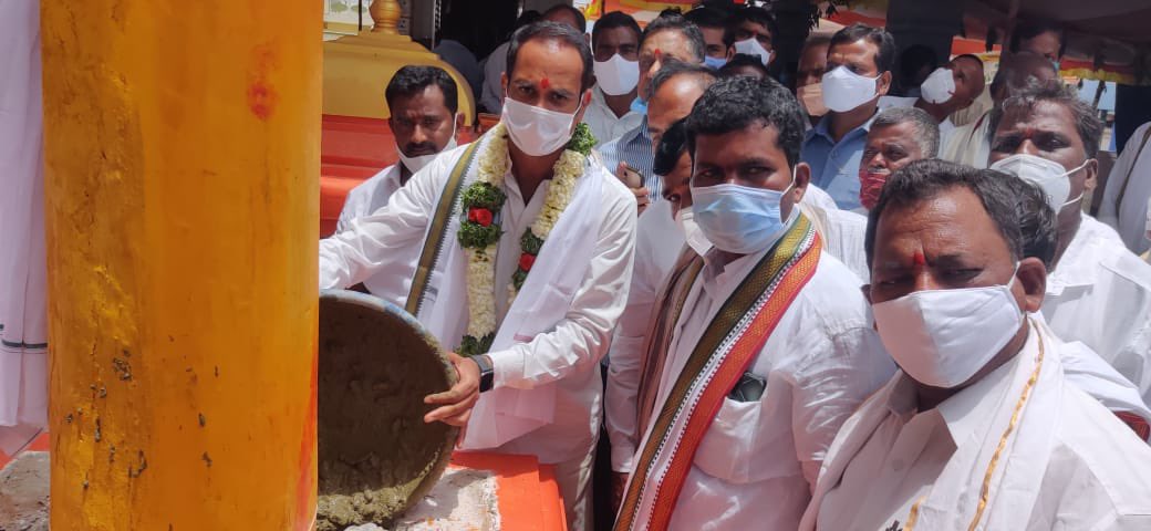 sralimineti's tweet photo. వలిగొండ మండలం వర్కట్ పల్లి గ్రామంలో రామాలయం పునర్ నిర్మాణంలో భాగంగా ధ్వజస్తంభం విగ్రహాల ప్రతిష్టాపన కార్యక్రమానికి ముఖ్యఅతిథిగా విచ్చేసిన గౌరవనీయులు జిల్లా ప్రజా పరిషత్ చైర్మన్ శ్రీ.ఎలిమినేటి సందీప్ రెడ్డి గారు,  వలిగొండ మండలం సింగిల్విండో చైర్మన్ శ్రీ సురకంటి వెంకటరెడ్డి గారు, https://t.co/x2YQhJePrL