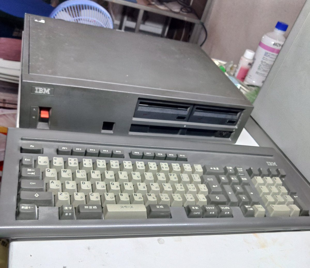 toshitada1973's tweet photo. このJX、4だと思ってたんだけど5なのかな…5は5510だと聞いてたんだけど、本体裏には5511ってあるし、でもMPUは8088-2だし、RS232Cカードついてるし、あぁもうっ。
#JX5
#IBM5511 https://t.co/PJeHBUCv8j