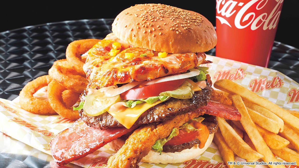 ユニバーサル スタジオ ジャパン公式 On Twitter このド迫力にかぶりつこう アメリカンドリーム バーガー 溢れんばかりの具材はなんと フライドチキンやピザ 子どもの頃に思いえがいたような 夢が詰まった超ボリュームバーガーに テンションmax