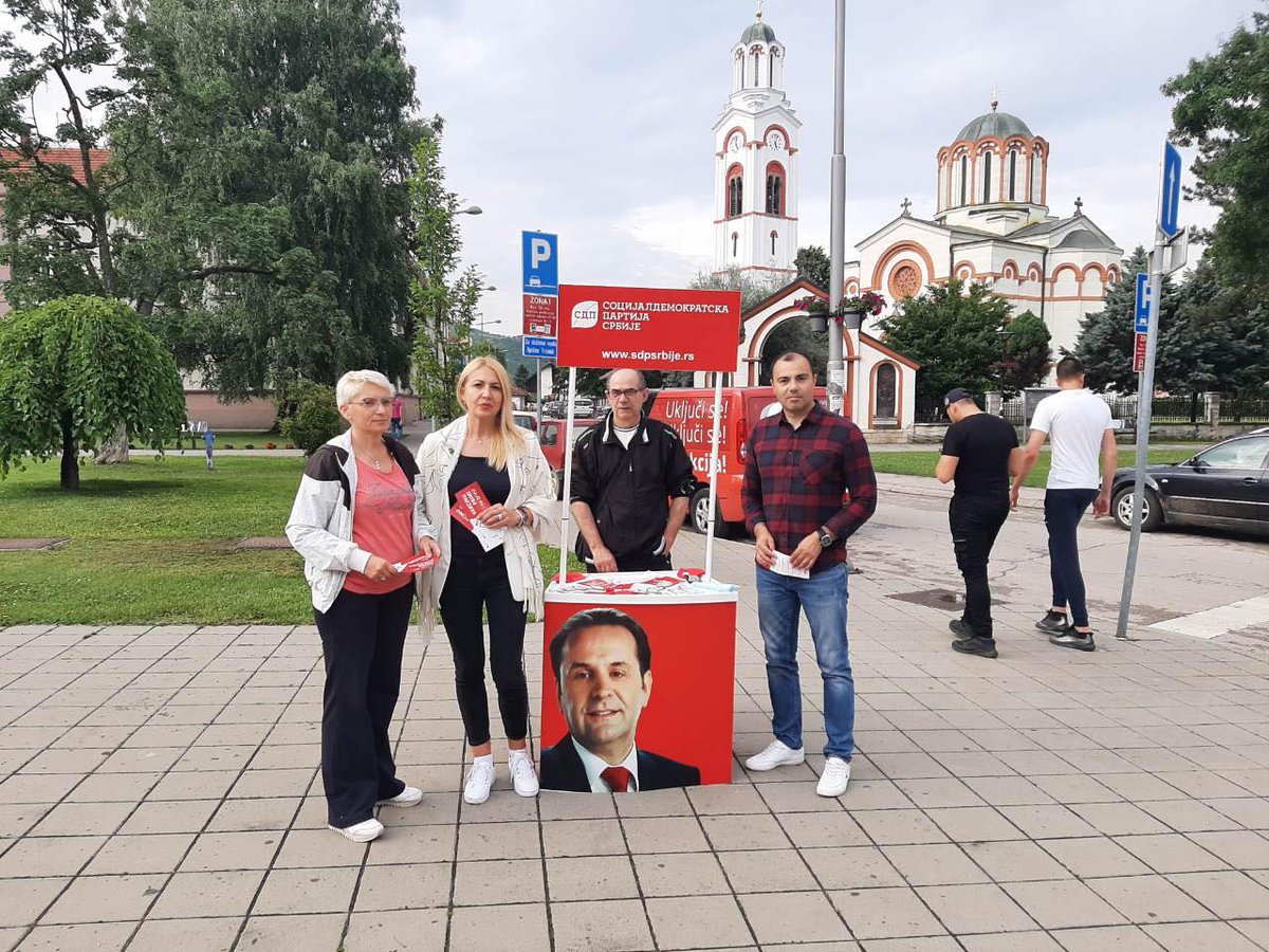 sdpsrbije's tweet image. Šef poslaničke grupe u Narodnoj skupštini, Branimir Jovanović, Jasmina Karanac, narodna poslanica i potpredsednica #SDPS, i Vesna Milosavljević, odbornik u Skupštini Trstenika, u okviru akcije #vakcinuprimiinebrini 💉, promovisali su prednosti vakcinacije u #Trstenik.