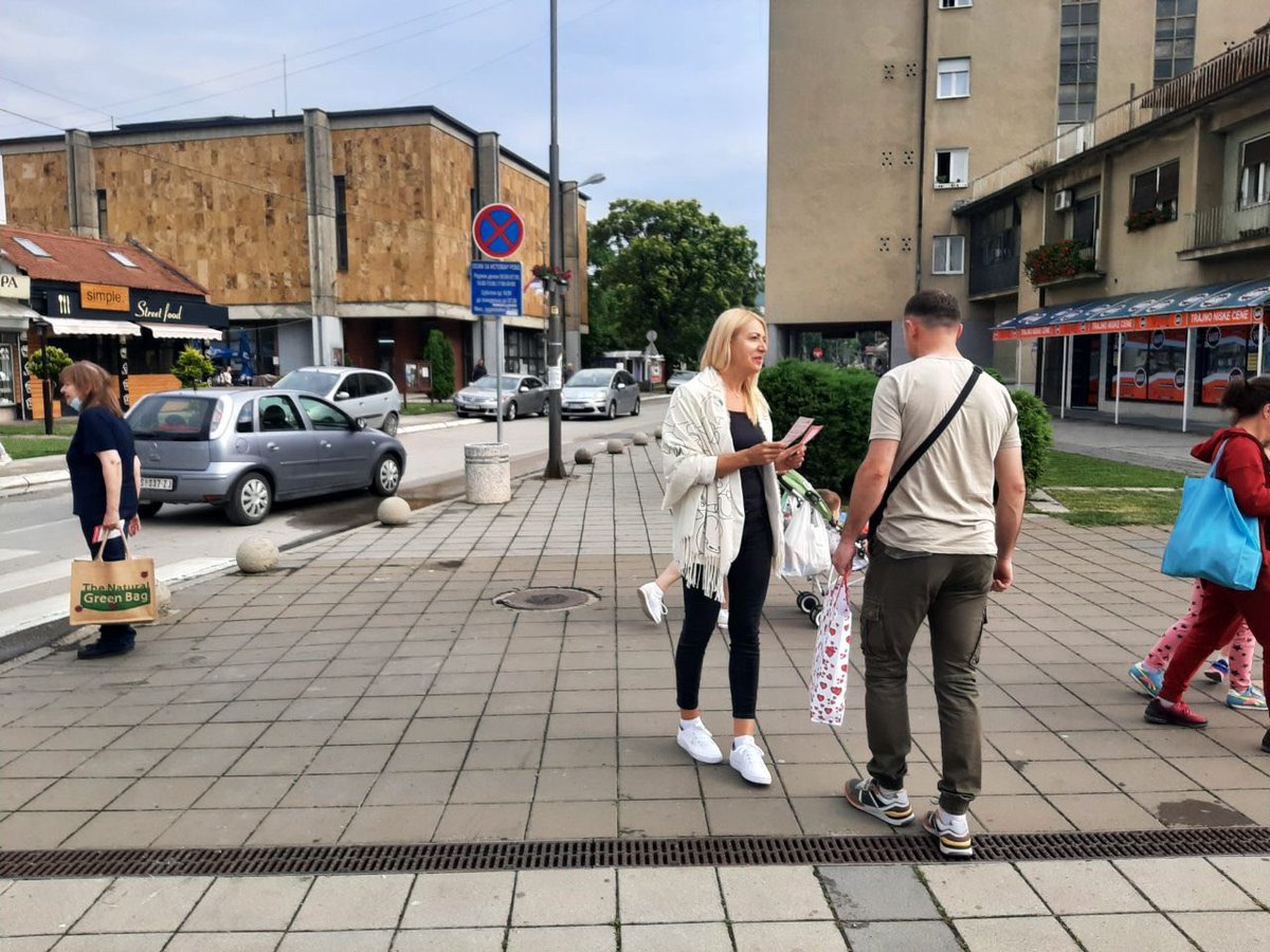 sdpsrbije's tweet image. Šef poslaničke grupe u Narodnoj skupštini, Branimir Jovanović, Jasmina Karanac, narodna poslanica i potpredsednica #SDPS, i Vesna Milosavljević, odbornik u Skupštini Trstenika, u okviru akcije #vakcinuprimiinebrini 💉, promovisali su prednosti vakcinacije u #Trstenik.