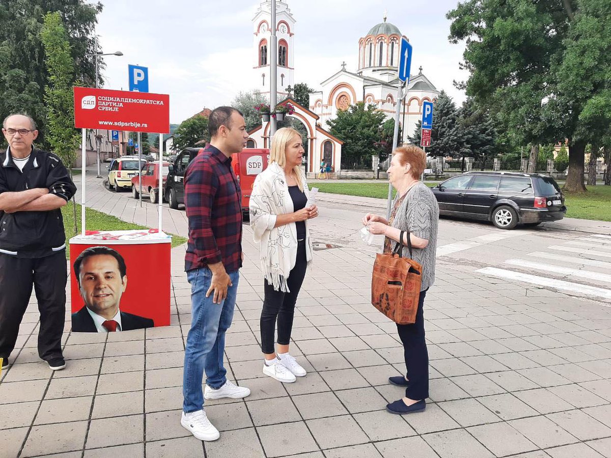 sdpsrbije's tweet image. Šef poslaničke grupe u Narodnoj skupštini, Branimir Jovanović, Jasmina Karanac, narodna poslanica i potpredsednica #SDPS, i Vesna Milosavljević, odbornik u Skupštini Trstenika, u okviru akcije #vakcinuprimiinebrini 💉, promovisali su prednosti vakcinacije u #Trstenik.