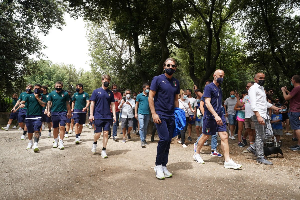 #Azzurri 🇮🇹

📸 The boys arrive at #VillaBorghese 💪
🔜 KO 18.00 CEST #ItalyWales

#VivoAzzurro #ITAWAL 
#ITA #EURO2020