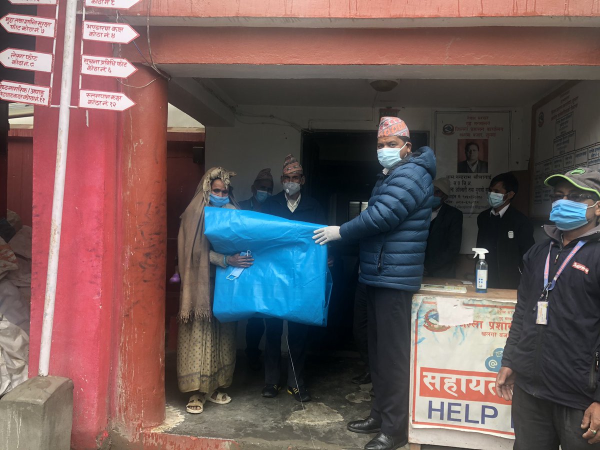 आज ३:३० बजे तिर  अफिसमा डेस्कमा काम गर्दैथिये  । चन्दनाथ नगरपालिका- १ निवासी उजेलि कुलाला घर अविरल बर्षाले घर जोखिम अवस्था भयों भनेर आउनु भयों । वडा सरकारले ज़िल्ला प्रशासन जाऊँ भनेछन ।हामीले सुरक्षित स्थानमा बस्न पाल दियौ।
#अनुभूति_घरदैलोमा_सरकार #हाम्रो_जवाफदेहिता