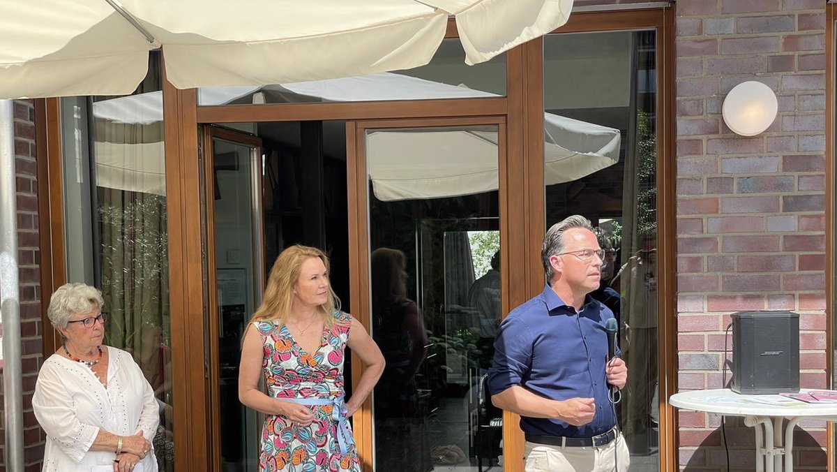 Großartiger Frühschoppen des Rodenkirchener Senioren Netzwerks mit ⁦<a href="/dr_vonmoeller/">Sandra von Möller</a>⁩. ⁦<a href="/Buergerverein_R/">Rodenkirchen</a>⁩