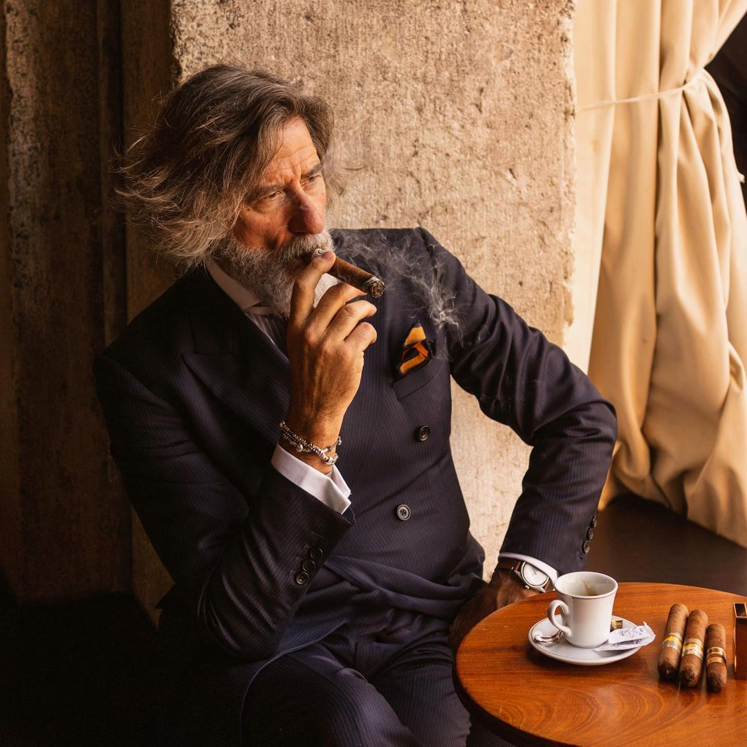 LesDamoiseaux's tweet image. [Cigares – Fumer le cigare avec les Damoiseaux]

Le Damoiseau devient adulte, il apprécie le temps long et veut s’initier aux charmes du cigare, et c’est compréhensible.

Pour ce premier fil, entrons ensemble l’univers du cigare.