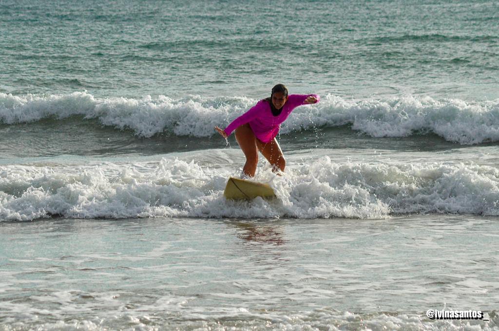 Larissafgaspar's tweet photo. Um bom dia cheio de saudade estar no mar aprendendo a surfar 🏄♀️! Muita força e muito axé pra todes nesse domingão!
Gratidão @ivinasantos_ pelo registro 🙏❤️ e não esqueçam #ForaBolsonaro sempre!
#larissavereadoradeluta #surf #surfladies
#surffeminino #bomdia #domingo #axe https://t.co/h54NVnsdNH