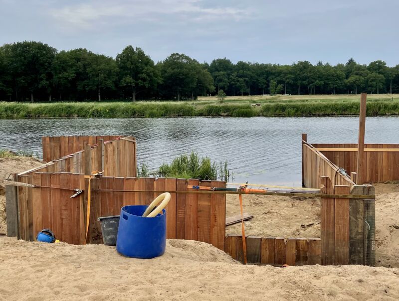 Een tochtje door het Vechtdal is altijd de moeite waard. 
Tijdens zo'n tochtje konden we het niet laten om even een kijkje te nemen bij het pontje in aanbouw in Varsen (ter hoogte van <a href="/koesafari/">Simone Koe-Safari</a>). Nog even en we kunnen met het pontje gemakkelijk naar de overkant!