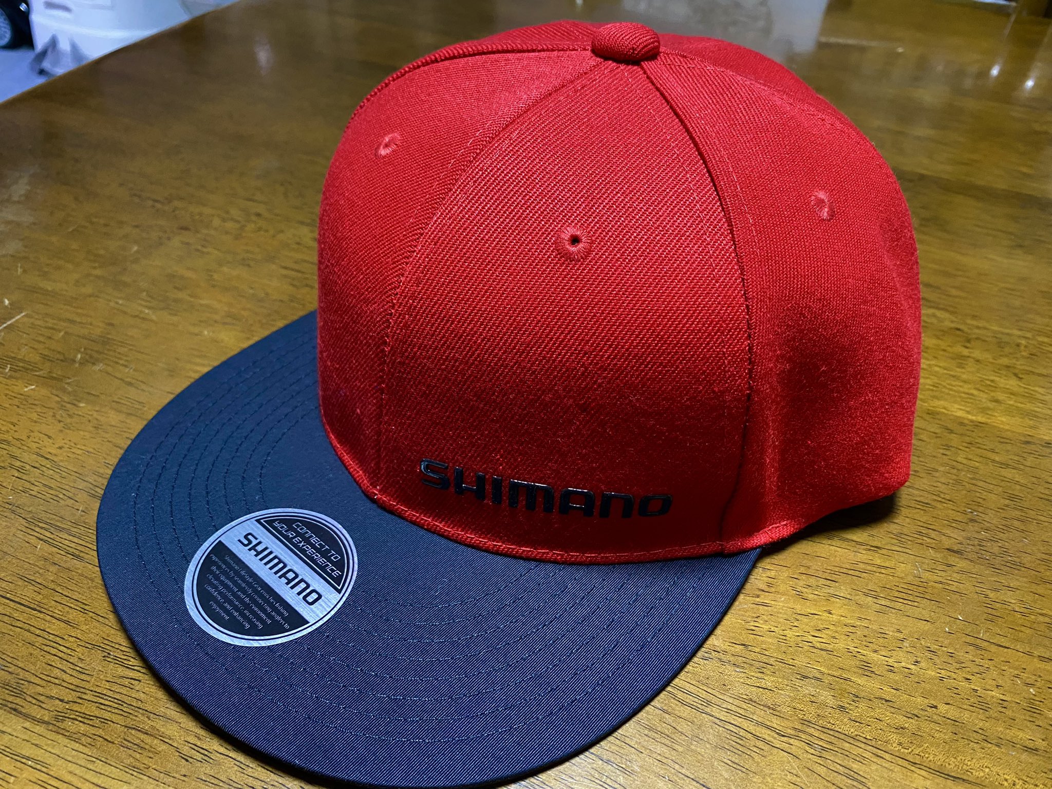 Atsushi Tsuruta 父の日のプレゼントはシマノのフラットブリムキャップを頂きましたぁ ありがとう 真っ赤な キャップが欲しかったけど中々スナップバックのしかなくてバイザーだけ黒で釣りはしないけどシマノキャップ 笑 そしてシールは剥がす派です