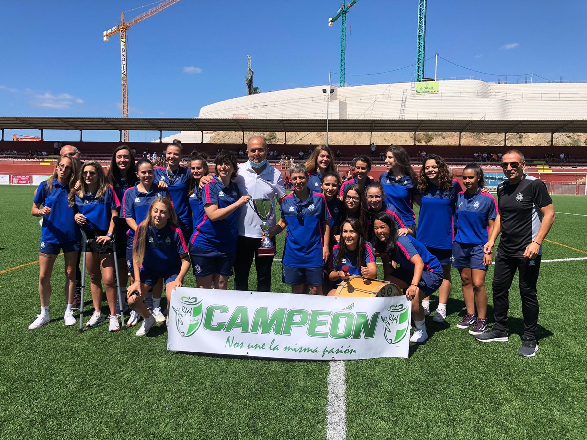 RFAFMalaga's tweet photo. Enhorabuena @CDRinconOficial
Ignacio Garrido, Delegado del Comité de Árbitros de la @RFAFMalaga, entrega la Copa de Campeónas Copa Federación 🏆 de 2a. Andaluza Femenina Senior,  ⚽️  al C.D. Rincón https://t.co/0goRZftwGy