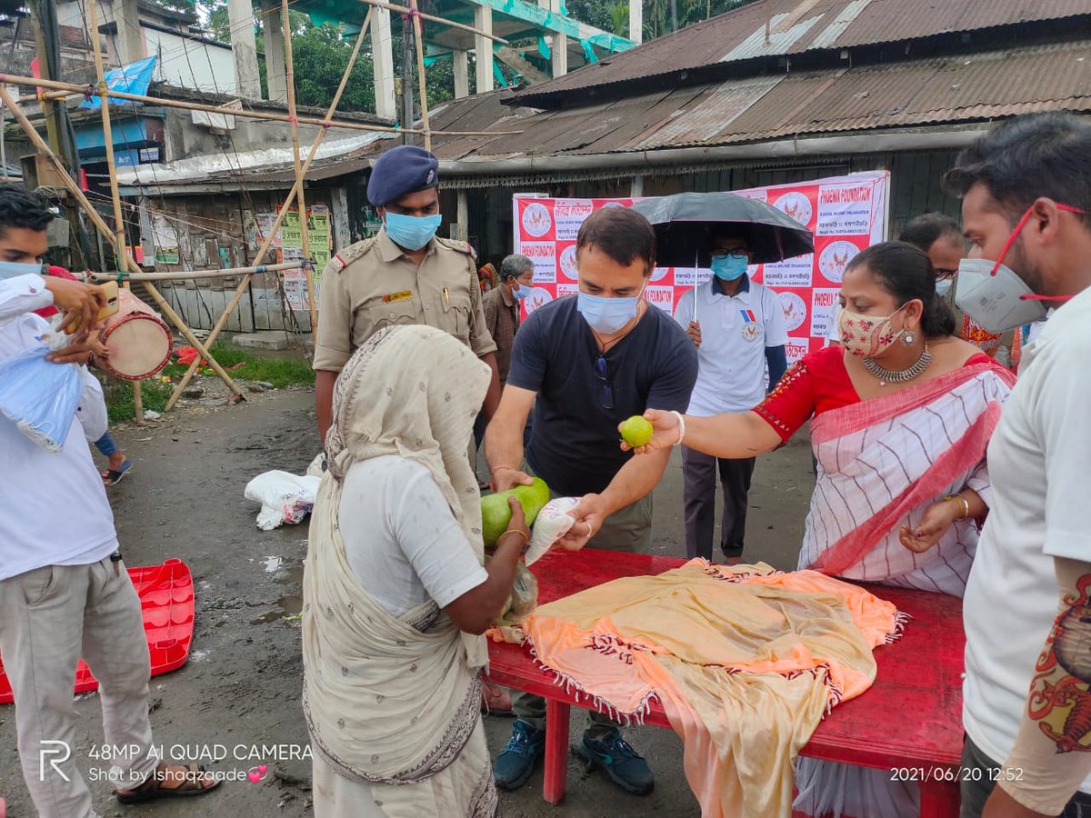 PhoenixFounda14's tweet photo. They are not covered with sticks, they are starving due to lack of work.  Tomorrow is our program for them.
 For the purpose of memory of Bakul Rani Sarkar
 The drummers were given dry food, vegetables, milk, rice, pulses, potatoes and soybeans.
Phoenix Foundation https://t.co/yz20oqyDm3