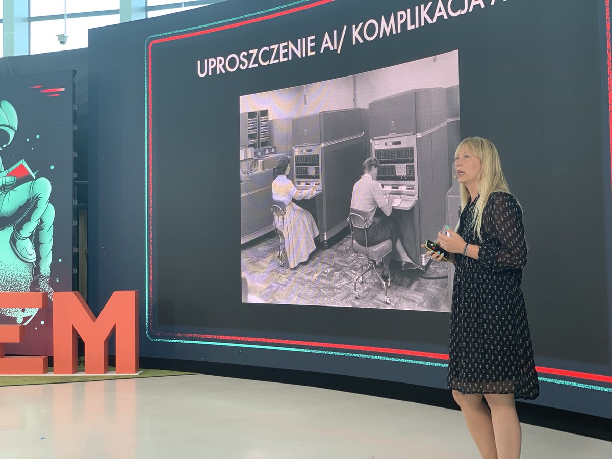 Hack4Lem's tweet photo. Na scenie #hack4lem jest już @Przegaa. Dowiedzieliście się już czegoś nowego o #AI?
#Lem2021 #RokLema https://t.co/3jAa3jjD1H