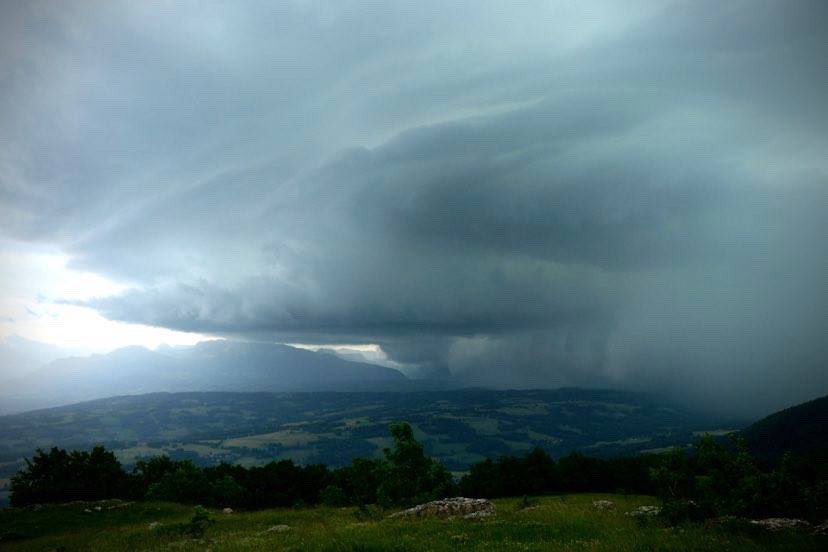 #Supercellule il y a quelques minutes près d’#Annecy. Photo par Arthur Helene : 