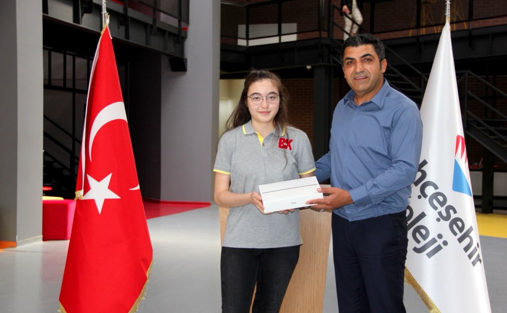 Bahçeşehir Koleji Manisa Fen ve Teknoloji Lisesi ailemize katılan LGS’de TÜRKİYE 1.si olan öğrencilerimiz Ahsen DEDELER ve Bora MERCAN  ödüllerini kurucumuz sn FIRAT ATLIHAN’dan aldılar.
Gençlerimizi tebrik ederim.
✨❤️💙✨<a href="/EnverYucel/">EnverYucel</a> @dagozlem <a href="/fatlihann/">Fırat atlıhan</a>