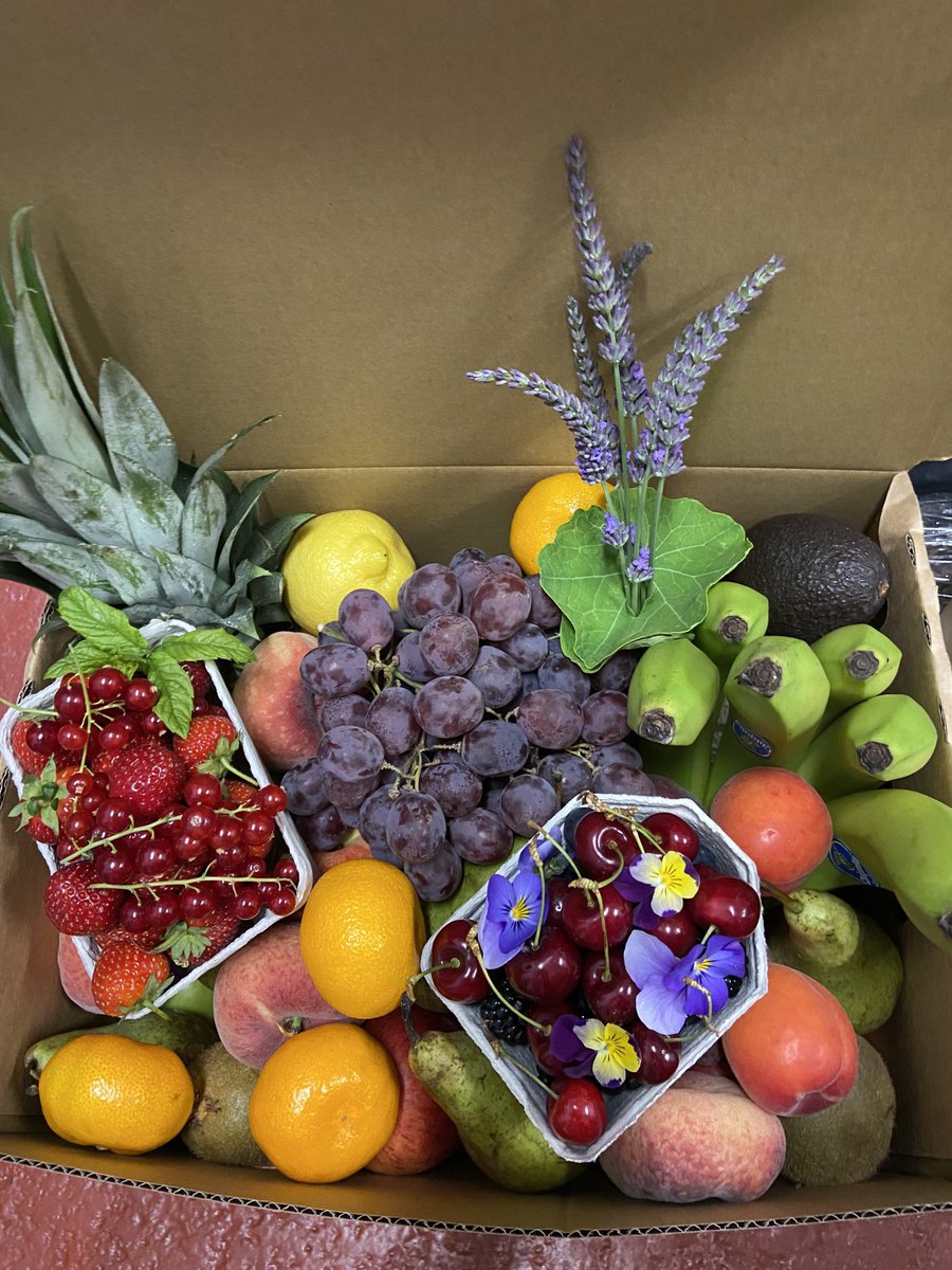 Special collection today of 2 fruit boxes, ready for ⁦<a href="/MargoHannon/">Margo Hannon</a>⁩ , put together with love ❤️ by ⁦<a href="/jaynehussey45/">Jayne Hussey</a>⁩ , ⁦<a href="/DrummondHGarlic/">DrummondHouse Garlic</a>⁩ ⁦<a href="/PaulineLogan/">Pauline Logan</a>⁩ ⁦<a href="/ashley_hussey89/">Ashley Jayne Hussey</a>⁩ ⁦<a href="/roxanavantu/">Roxana Vantu</a>⁩