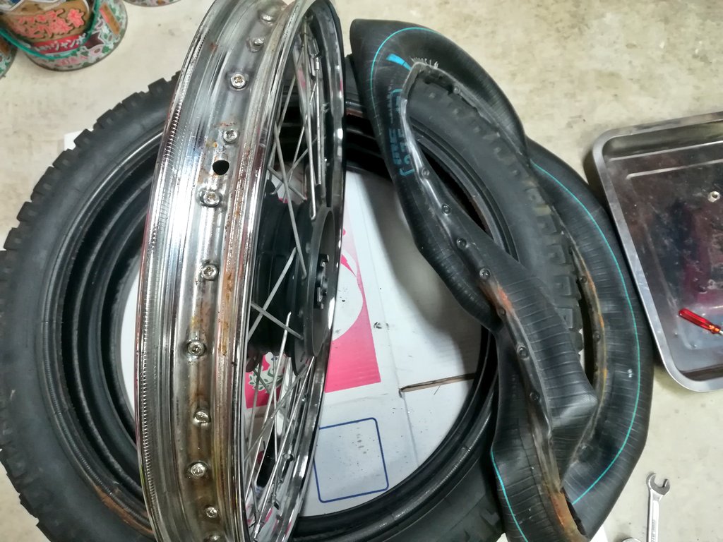 Hb1honda On Twitter Ct110ハンターカブのタイヤ交換 え リムバンド付いてないぞw チューブにスポーク跡がクッキリとw パンクする前で良かったw 錆を落とし新品のリムバンドとチューブを組付け 前後ともアクスルシャフトは腐食なく1993年式にしてはメチャ綺麗 薄く
