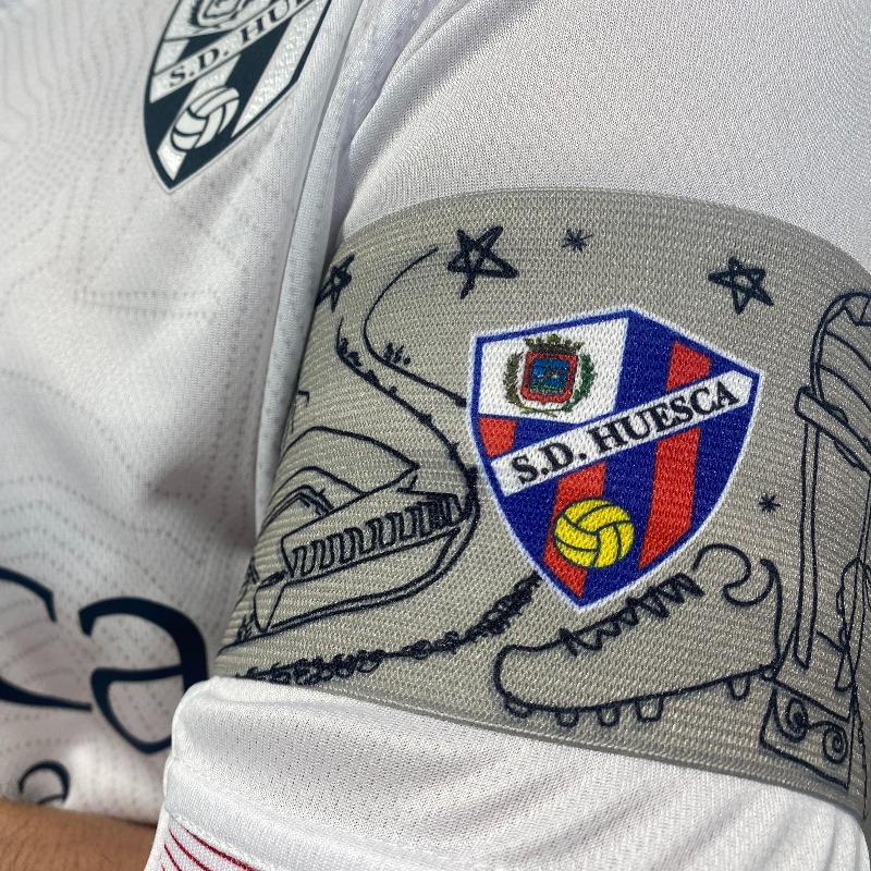 SDHuesca's tweet photo. REGALO 🎁 | ¡Aficiones de #LaLigaSantander! ¿Queréis uno de nuestros brazaletes conmemorativos de la temporada? ¿El de 𝐯𝐮𝐞𝐬𝐭𝐫𝐨 equipo?

1⃣ SIGUE a @SDHuesca
2⃣ RT este post
3⃣ COMENTA qué brazalete te regalaremos

🎲 ¡El martes elegimos ganador! ¡Suerte!

🔗 AQUÍ todos 👇