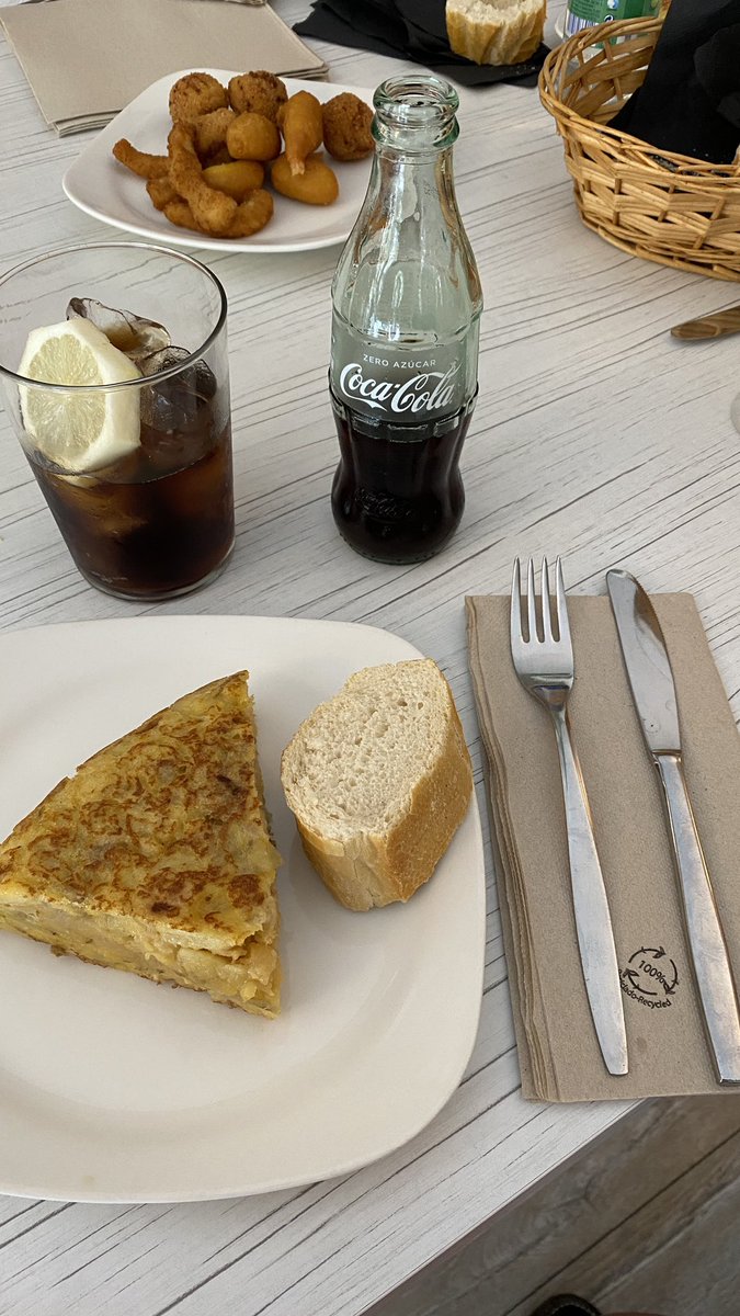 Carlos_DG_kWh's tweet photo. Tomando algo rápido en el #SuC de #Tesla en @TordesillasAyto, situado en el Hotel El Montico mientras se carga el Model S durante 25’ https://t.co/idDplpcGM0