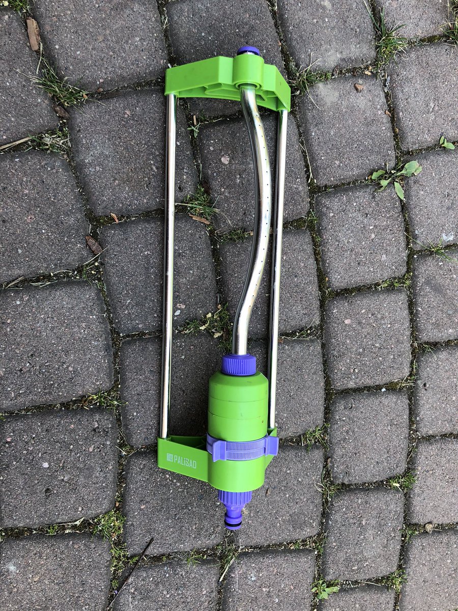 Святой ТвиттОр садоводческий, отзовись!
Вот такие дождеватели (ценой в 2-3к) живут сезон. Ну 2. Потом следует мех. поломка-направляющая с оросителями перестаёт вращаться. А поскольку корпус неразборный->не отремонтировать->тотальный капут🤷🏻‍♂️
Можете ли посоветовать меганадежную?🤷🏻‍♂️