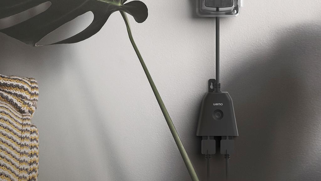 WEMO's tweet image. #Summer's here! ⛱️ Make the most of it with our WiFi Smart Outdoor Plug. Two slash-proof and weather-resistant outlets allow for wireless control of devices around the pool or patio.