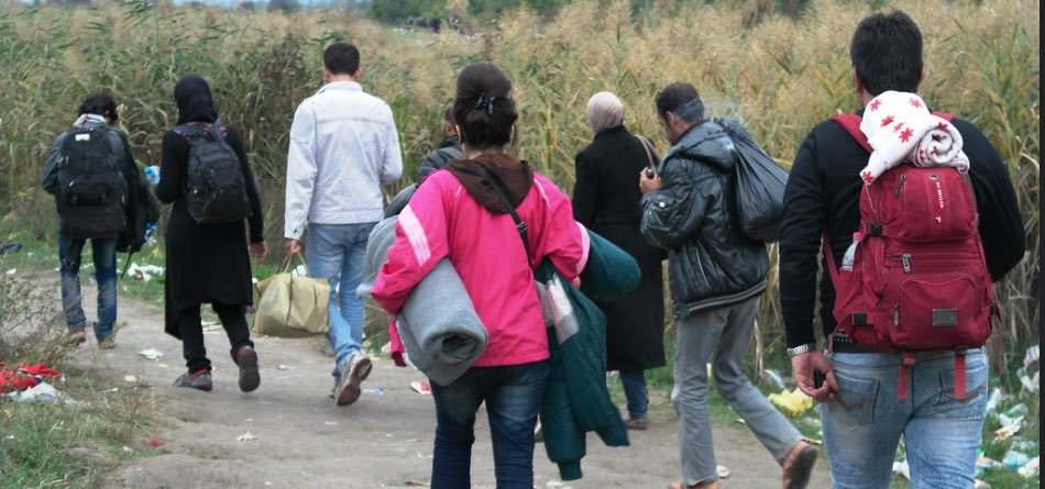 CroixRouge's tweet photo. Journée mondiale des réfugiés : @BritishRedCross et la Croix-Rouge française
appellent à une plus grande collaboration internationale pour protéger les personnes sur le chemin de l’exil. 
👉 https://t.co/WnEtJqhXto https://t.co/nlXg8Xt3F6