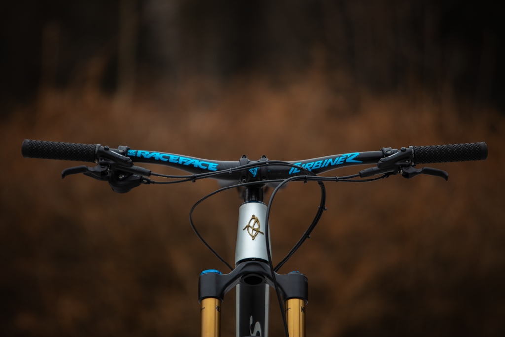 IbisCycles's tweet photo. Did you know the Ripmo AF shares the same award winning geometry and kinematics as the Ripmo Carbon?
This stunning custom build by @blackbird.bike features a Shimano Deore Kit, aluminum bars/stem, and top notch suspension from Fox.
📸: @behere.photo
#RipmoAF #Ripmoworkless https://t.co/cU2JfXYJ47