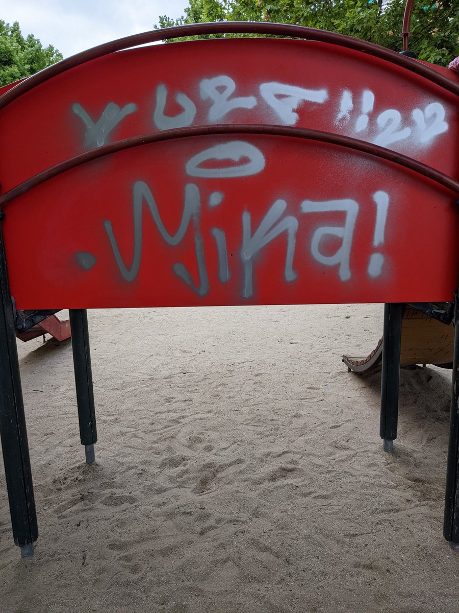 AlberJContreras's tweet photo. Hola @Lineamadrid 
En el parque infantil de Enrique Larreta esquina Agustín de Foxá, el  castillo está lleno de graffitis y los tornillos del puente o faltan (foto 2) o están a punto de salirse (foto 1 y 2)
Urge limpieza y arreglo.
Gracias
@JMDChamartin @MADRID @AlmeidaPP_ https://t.co/5hN7Fc8DmU