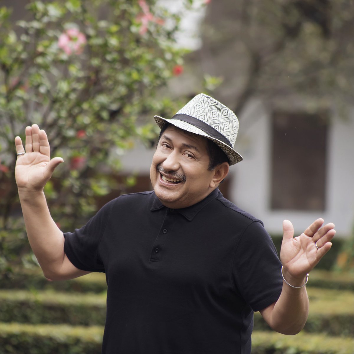 Es Hoy! 3 padres de familia estarán en Qué Padre - El Concierto. La conducción del show estará a cargo de <a href="/AVAstudillo/">Alberto Astudillo B.</a> Las bombas vienen con <a href="/WidinsonSerrano/">WIDINSON</a> y los boleros contagiosos con <a href="/AladinoEcuador/">Enrique Vargas Mar</a> Les esperamos a las 6 pm ❤️ Últimos accesos aquí: bit.ly/QuePadreElConc…